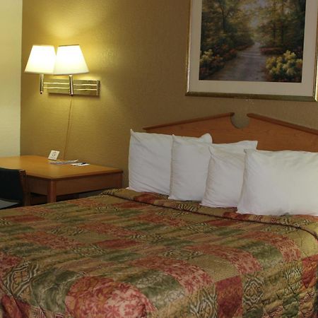 Americas Best Value Inn Grand Forks Exterior photo