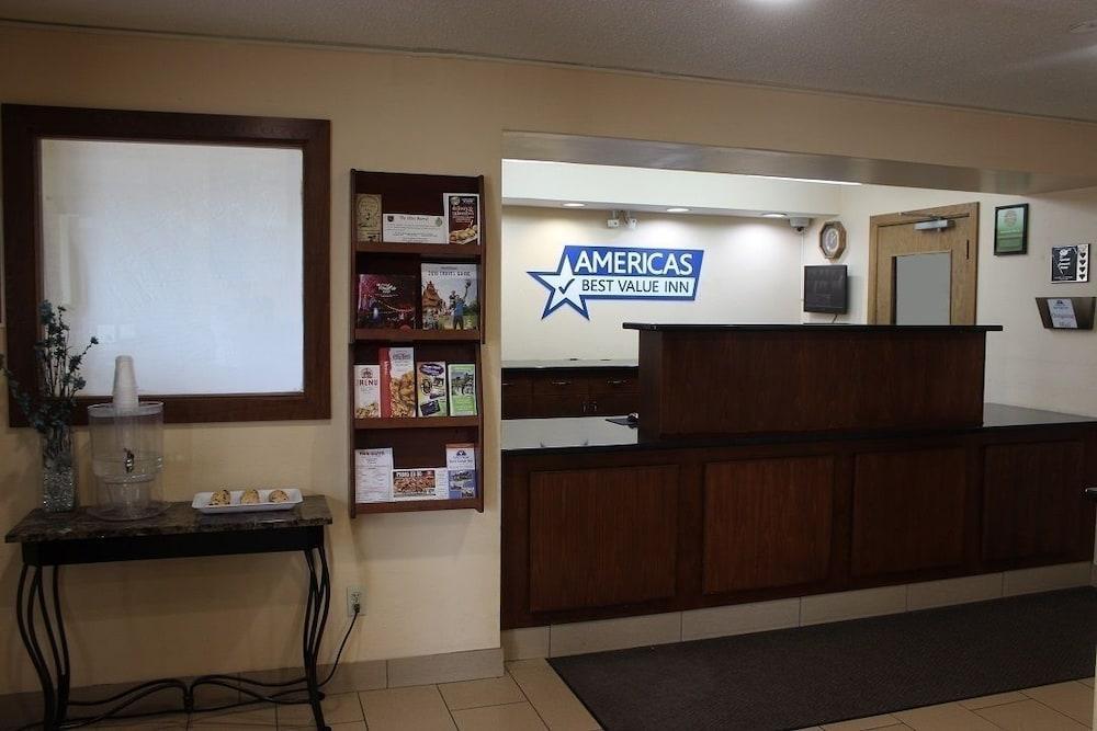 Americas Best Value Inn Grand Forks Exterior photo