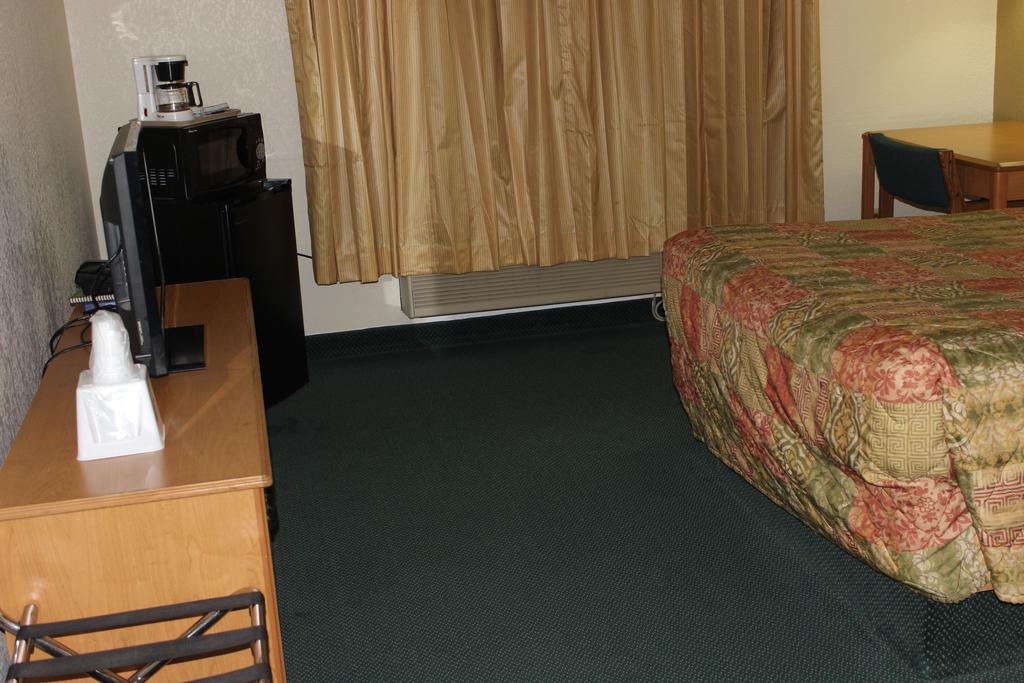 Americas Best Value Inn Grand Forks Exterior photo