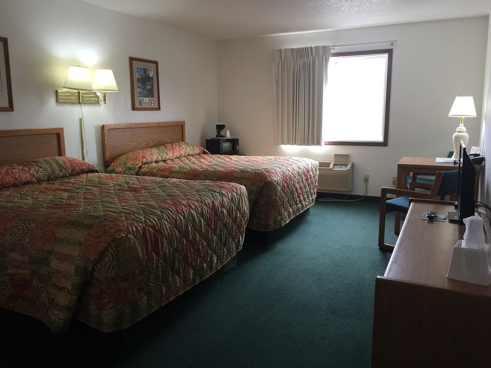 Americas Best Value Inn Grand Forks Exterior photo