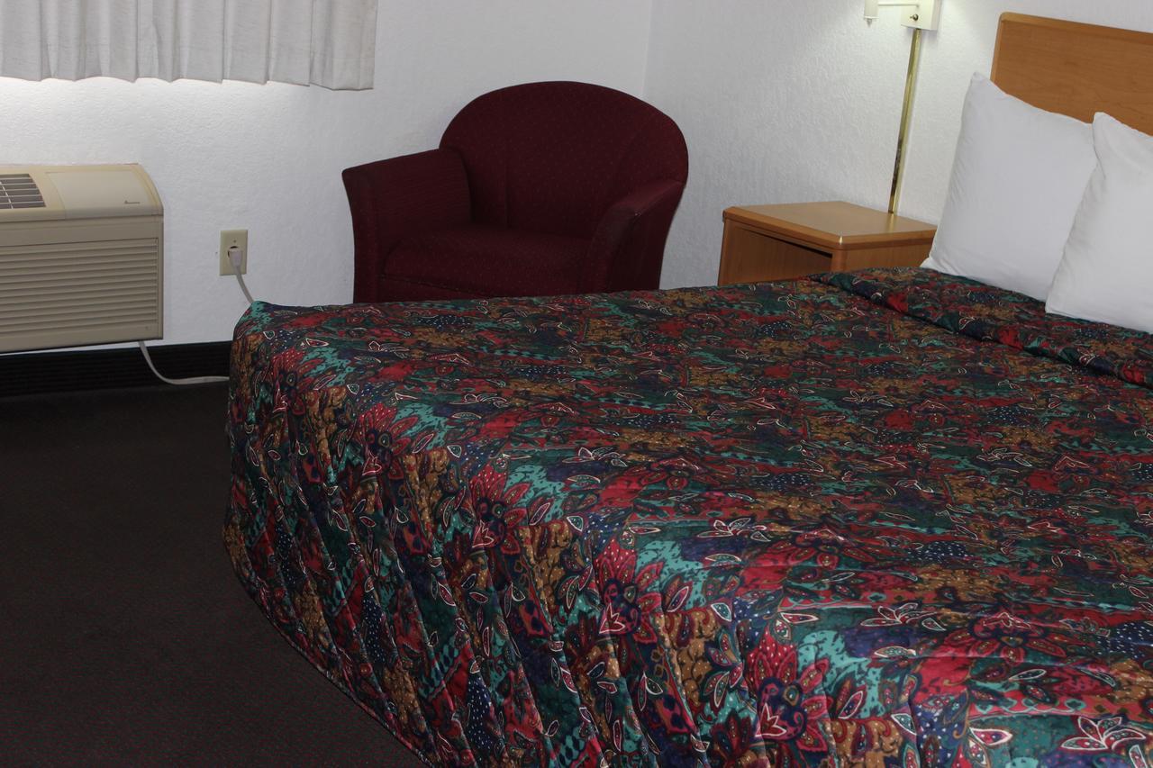 Americas Best Value Inn Grand Forks Exterior photo