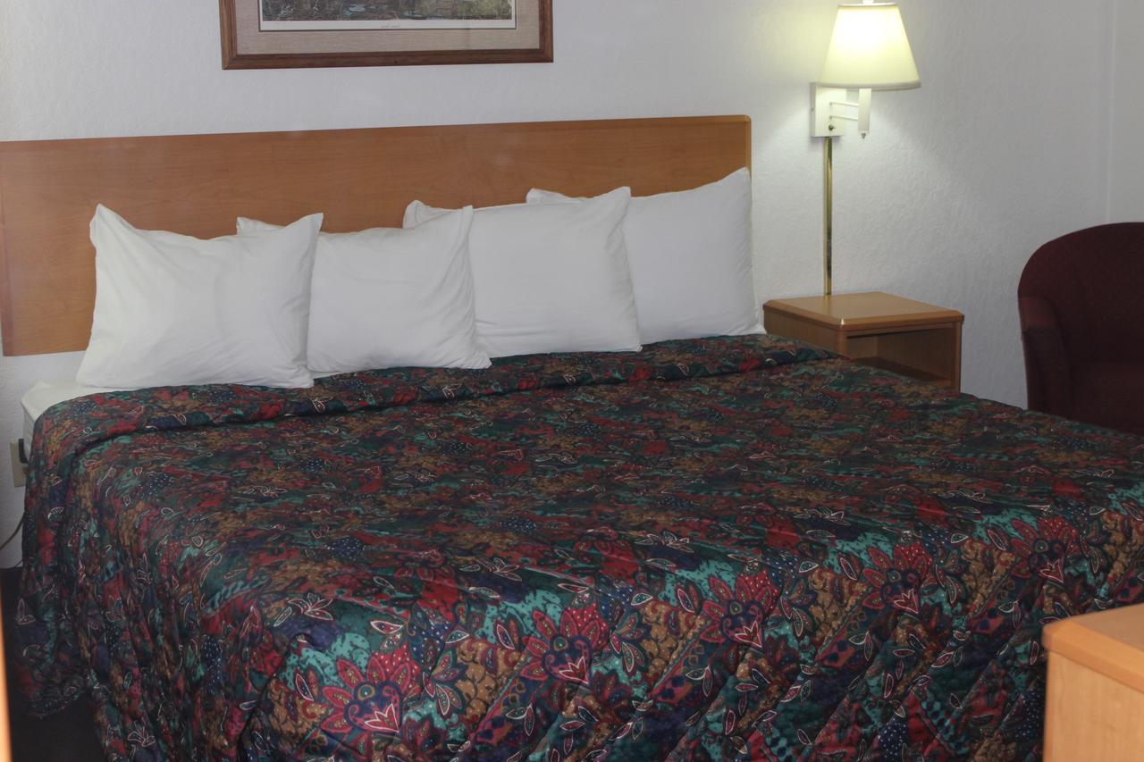 Americas Best Value Inn Grand Forks Exterior photo