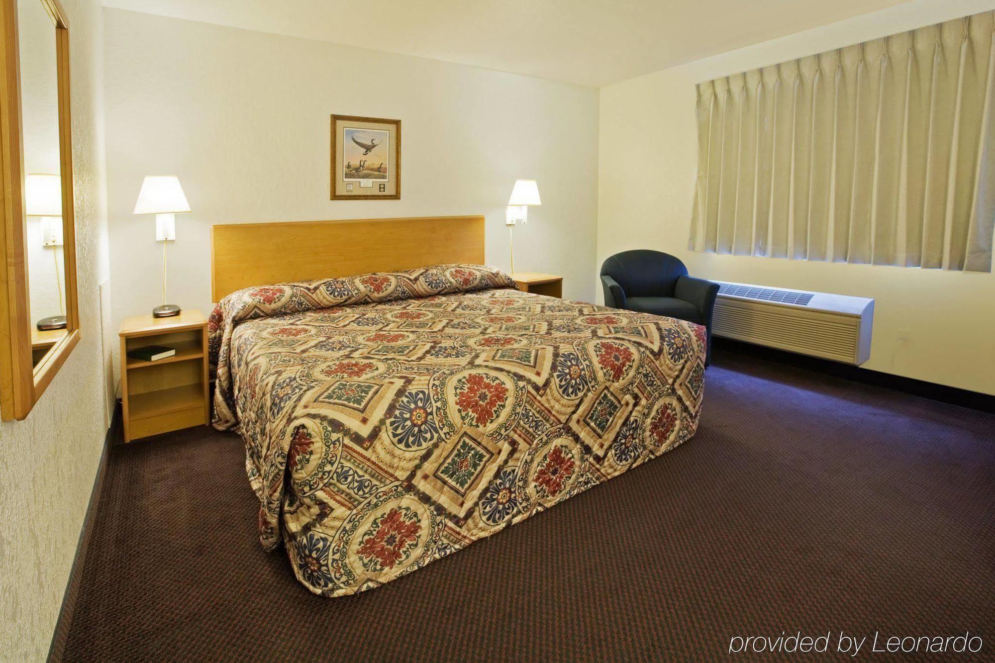 Americas Best Value Inn Grand Forks Exterior photo