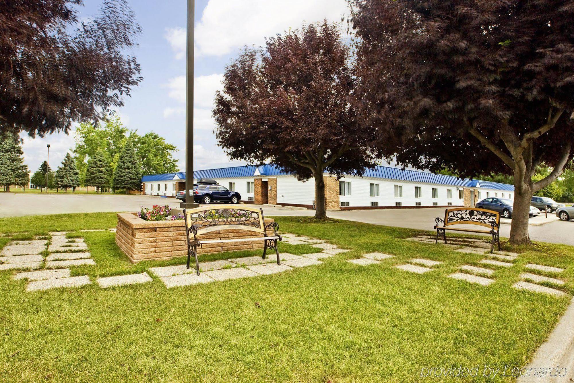 Americas Best Value Inn Grand Forks Exterior photo