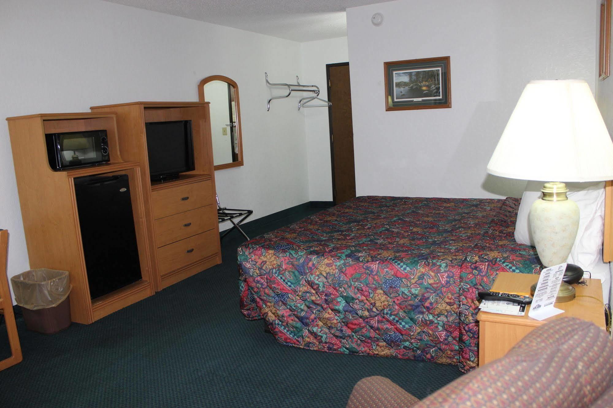 Americas Best Value Inn Grand Forks Exterior photo