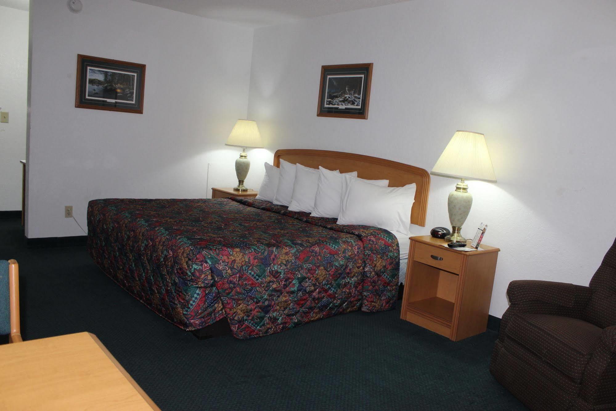 Americas Best Value Inn Grand Forks Exterior photo