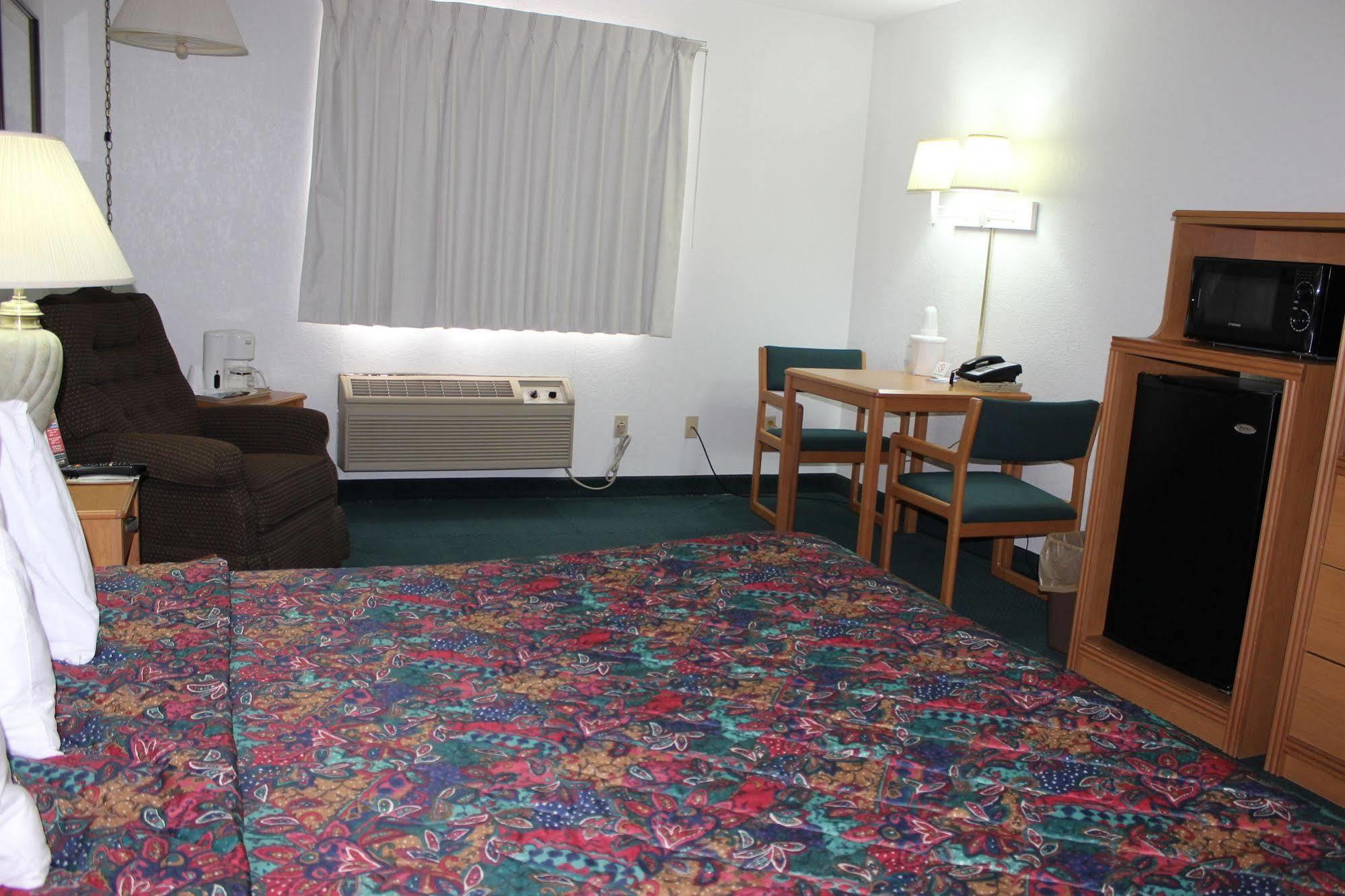Americas Best Value Inn Grand Forks Exterior photo
