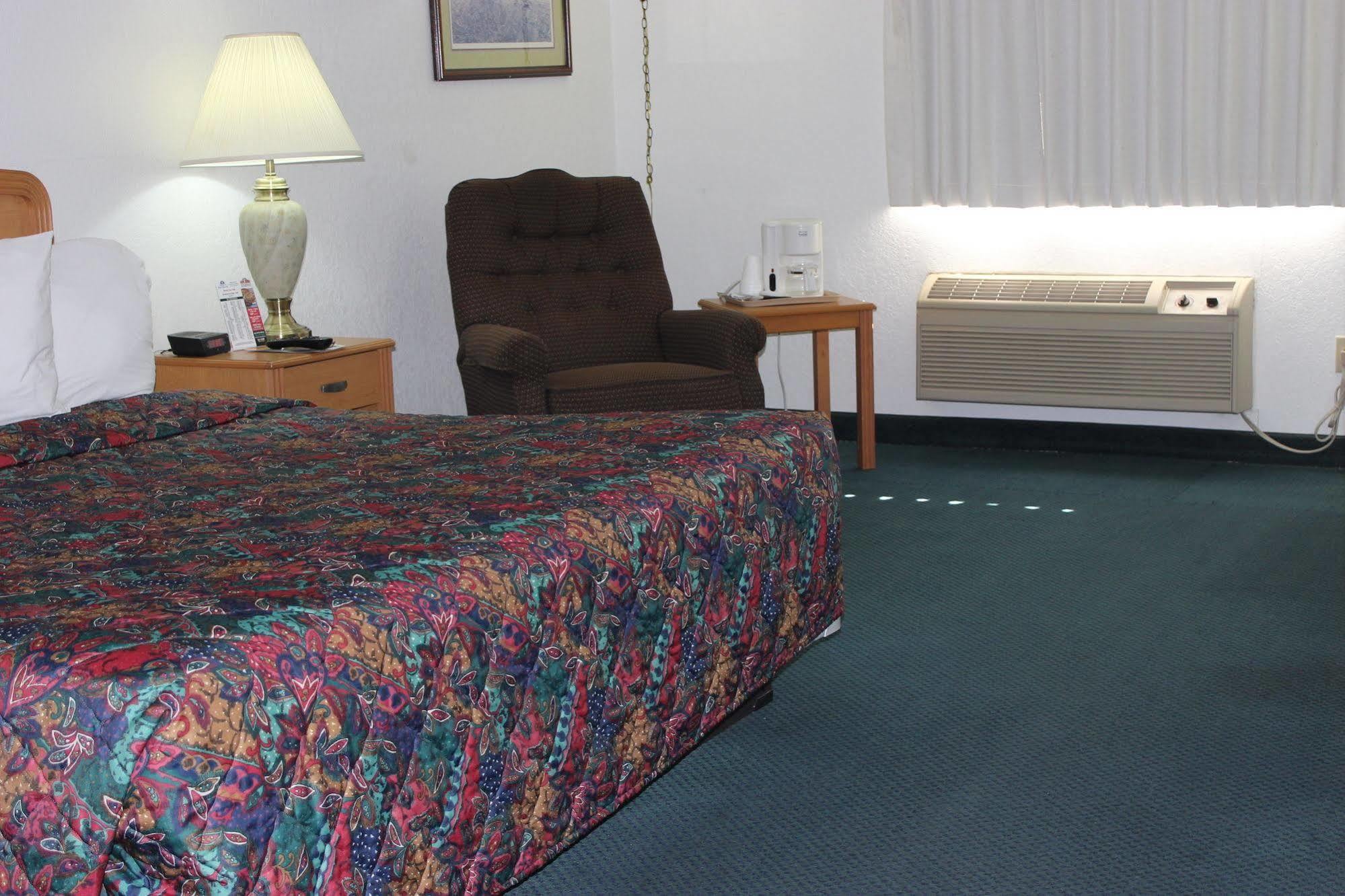 Americas Best Value Inn Grand Forks Exterior photo