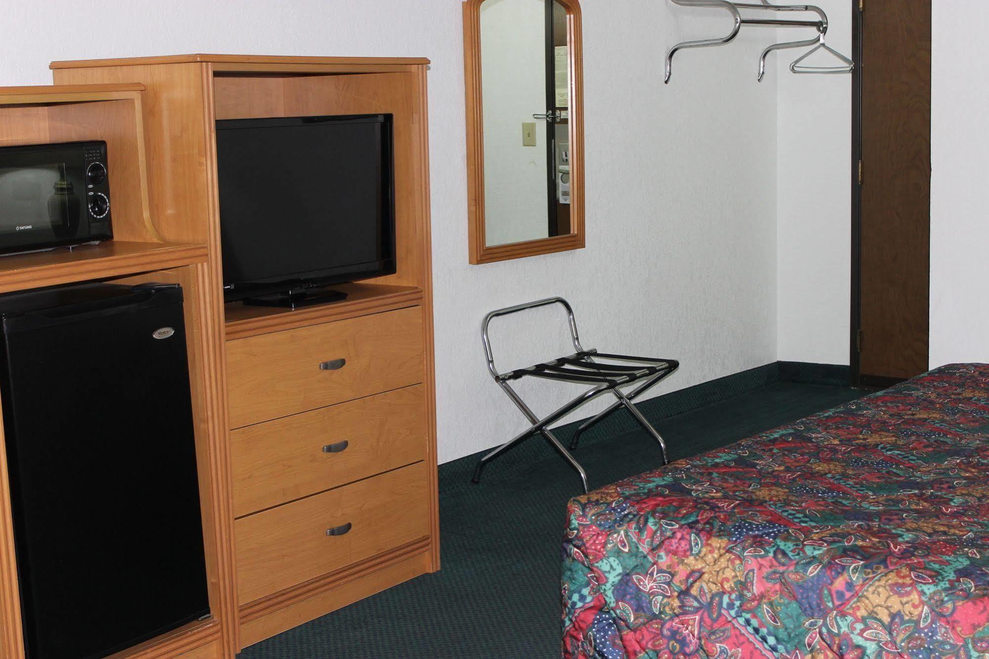 Americas Best Value Inn Grand Forks Exterior photo